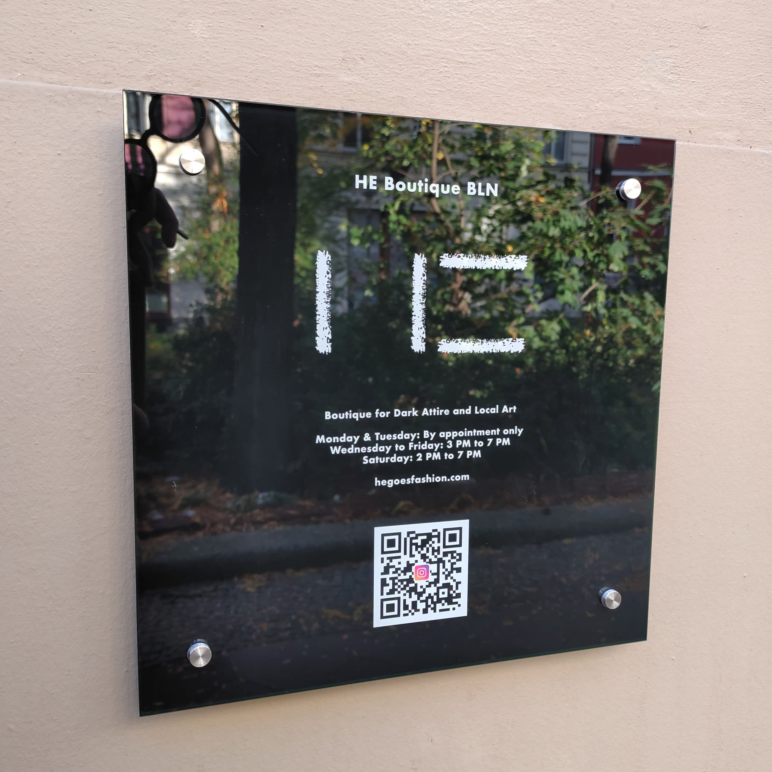 Bedrucktes Glasschild mit QR-Code für HE Boutique, Berlin-Kreuzberg