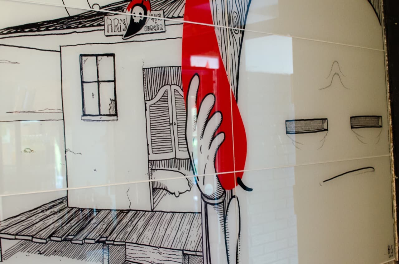 Handgezeichnete Graffiti-Kunst als UV-bedruckte Glasfliesen-Wand restauriert — Piri's Restaurant Berlin