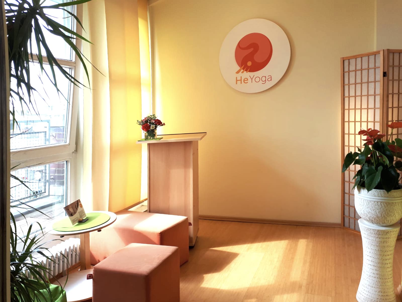 UV-Druck auf Holz — individuelles Schild für He-Yoga Studio Berlin