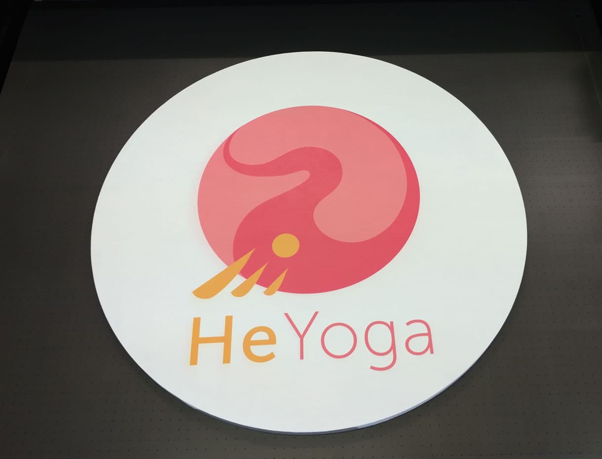 UV-Druck auf Holz — individuelles Schild für He-Yoga Studio Berlin