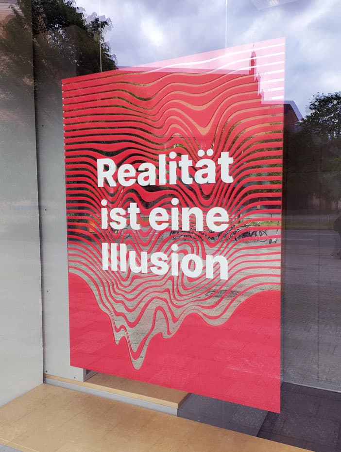 UV-Druck auf Spiegel für Illuseum Berlin — schwebende Spiegel im Schaufenster