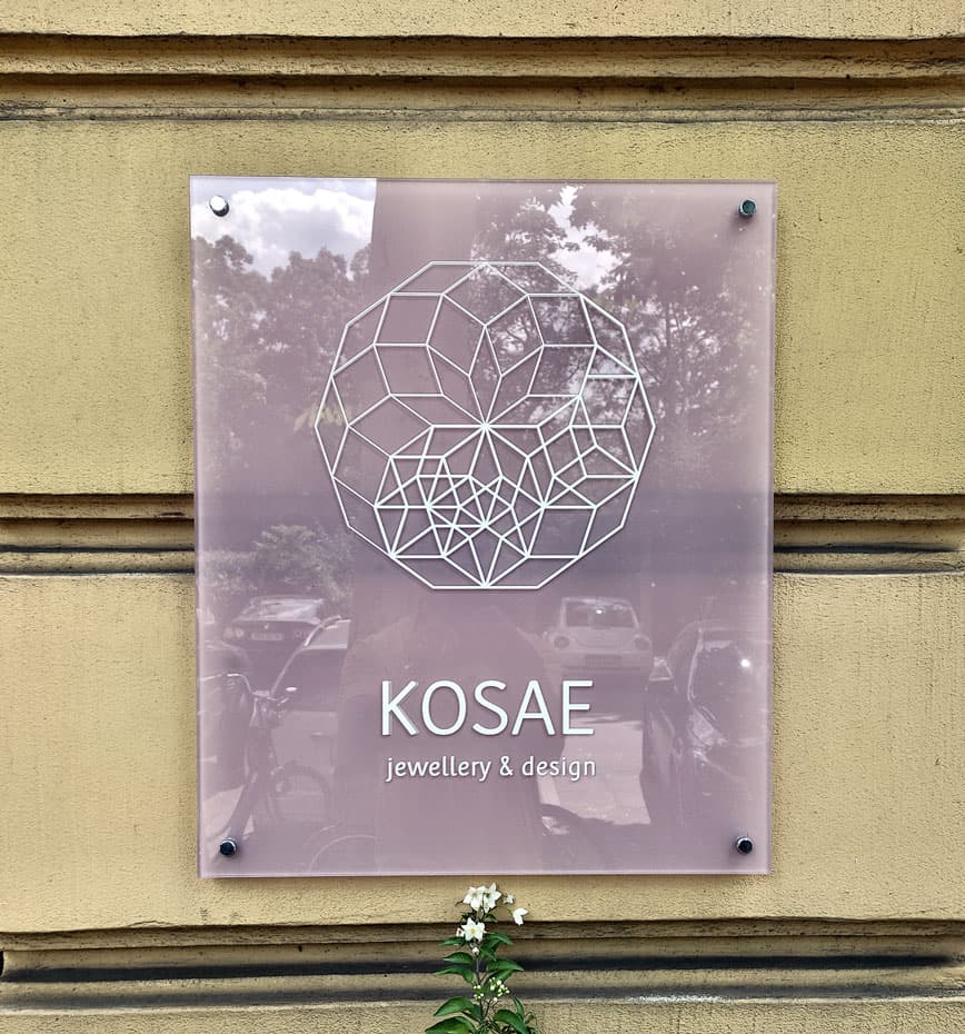 Transluzentes Glasschild mit Schatteneffekt — @kosae_jewellery, Berlin