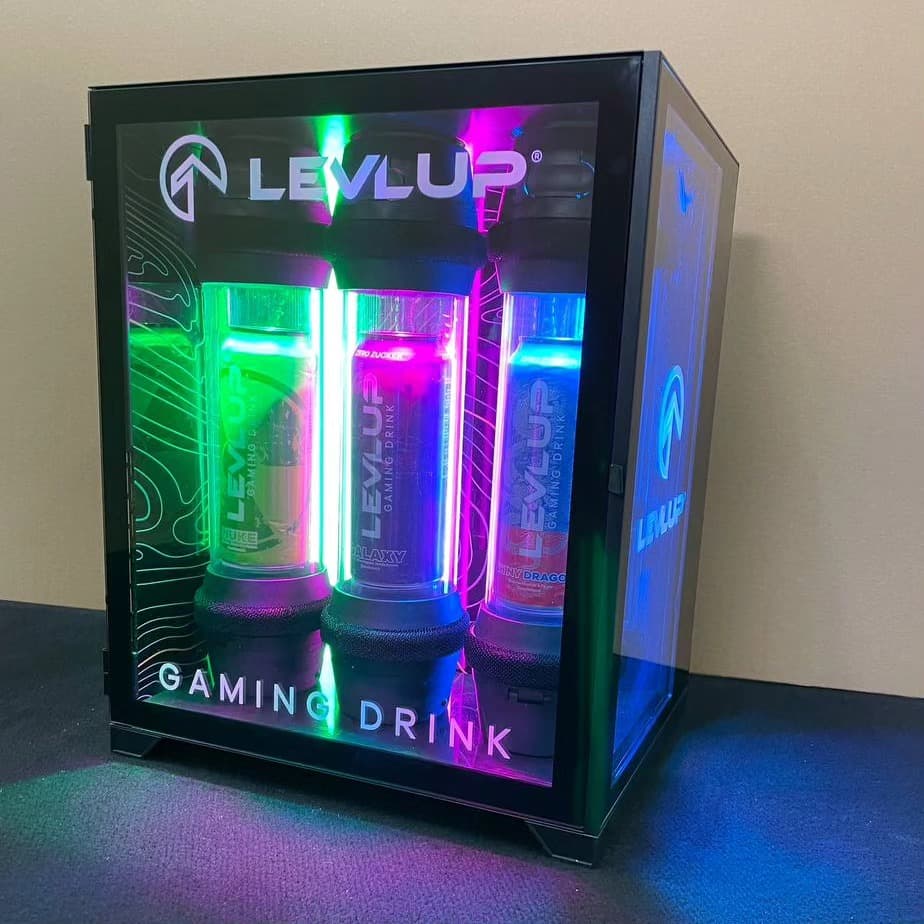 Bedrucktes Glas-Werbedisplay für LevlUp Gaming Drink — Kooperation LAB612 und Glastrix Berlin