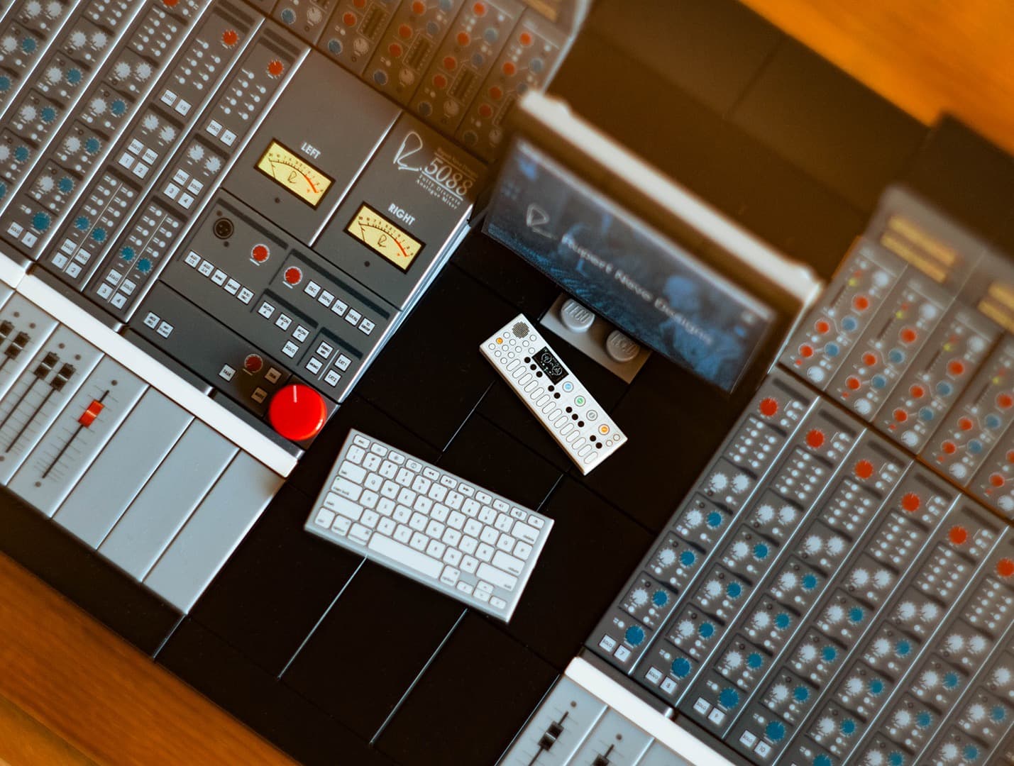 Custom-Lego-Modell des Rupert Neve 5088 Mischpults — Lego-Tiles bedruckt von Glastrix