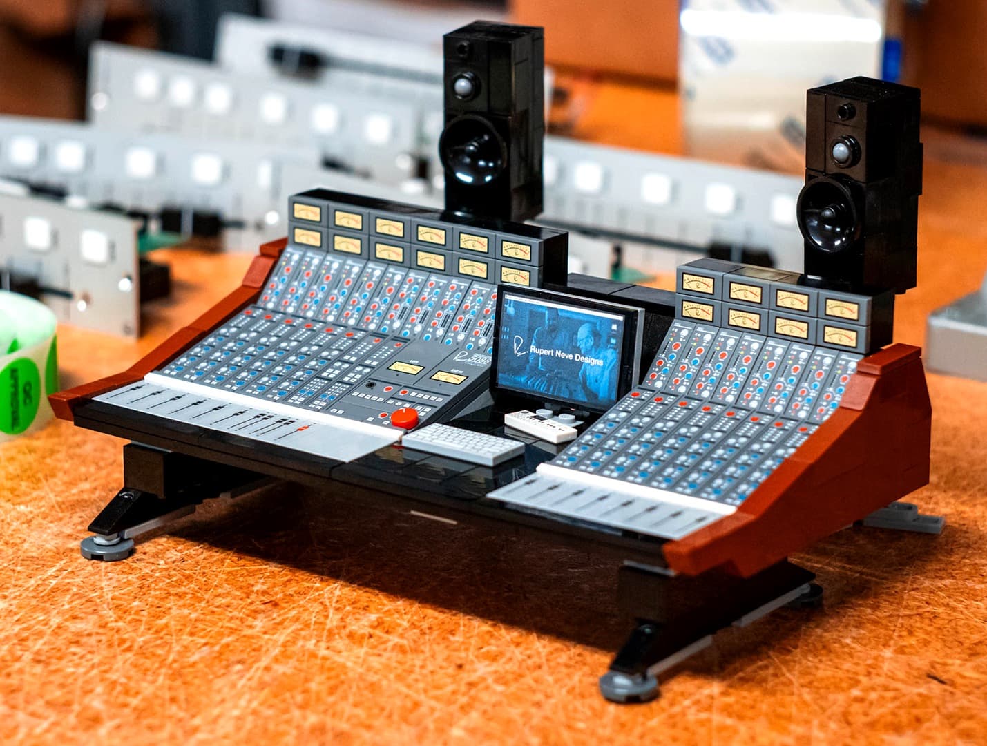 Custom-Lego-Modell des Rupert Neve 5088 Mischpults — Lego-Tiles bedruckt von Glastrix
