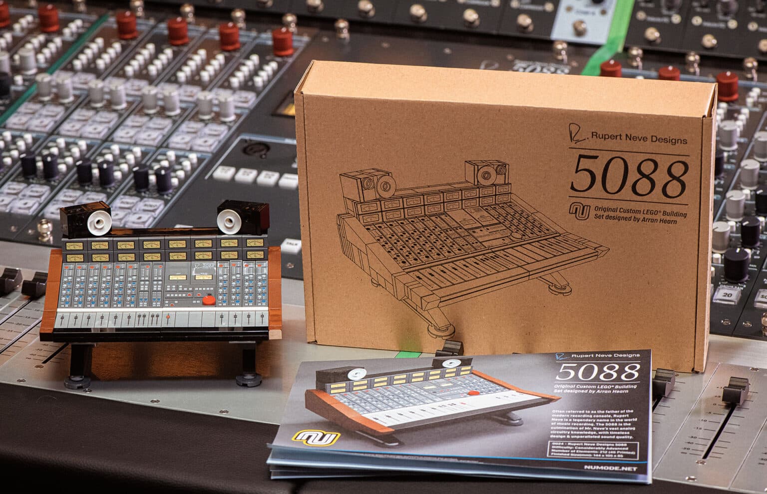 Custom-Lego-Modell des Rupert Neve 5088 Mischpults — Lego-Tiles bedruckt von Glastrix