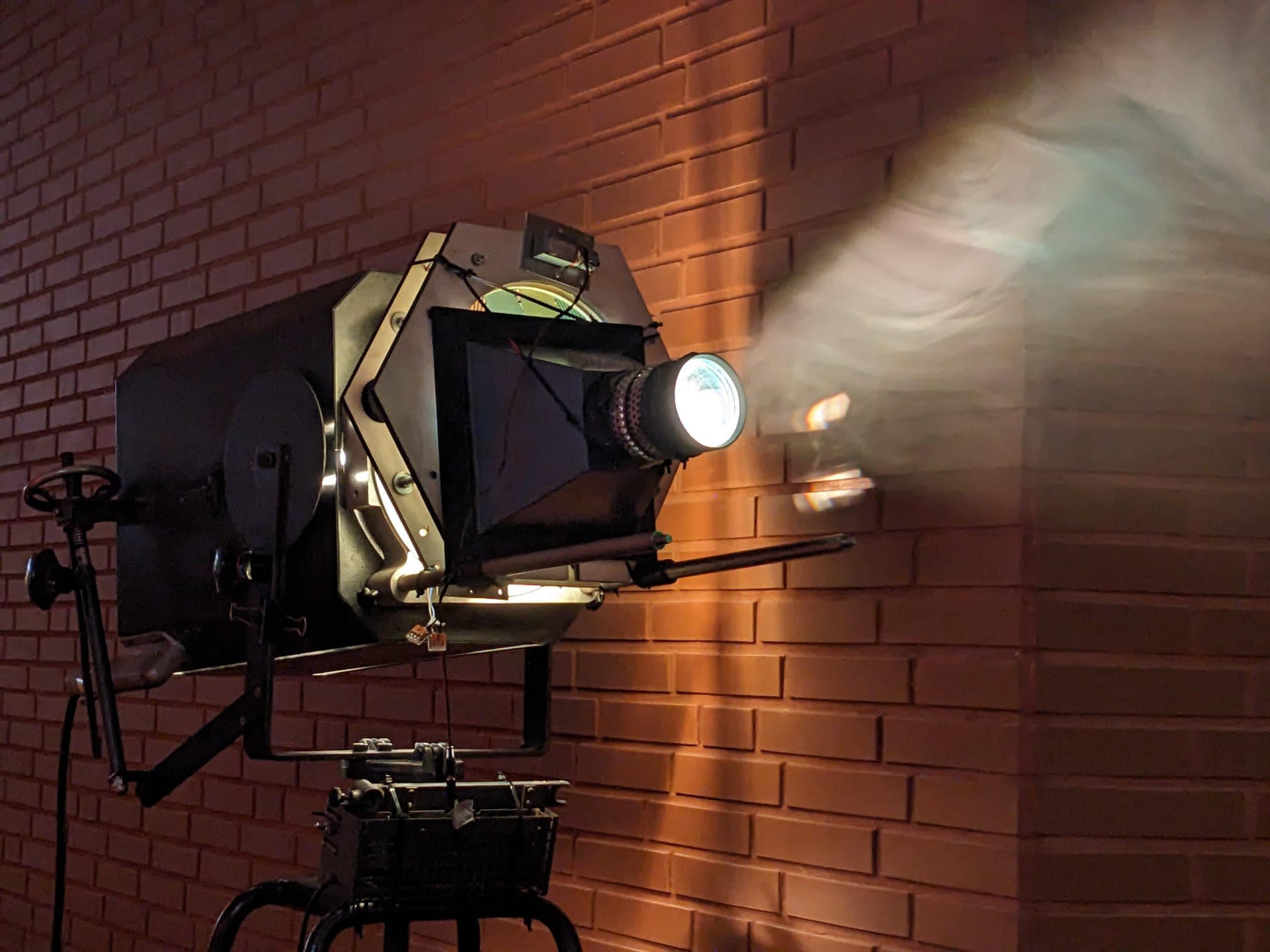 Theaterlichtprojektor — bedruckte Glasplatten von Glastrix für Friederich Gobesso
